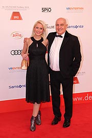 Yve Muc, Angermaier Chef Dr. Axel Munz auf dem Red Carpet @ Deutscher Filmball 2019 (©Foto. Martin Schmitz)